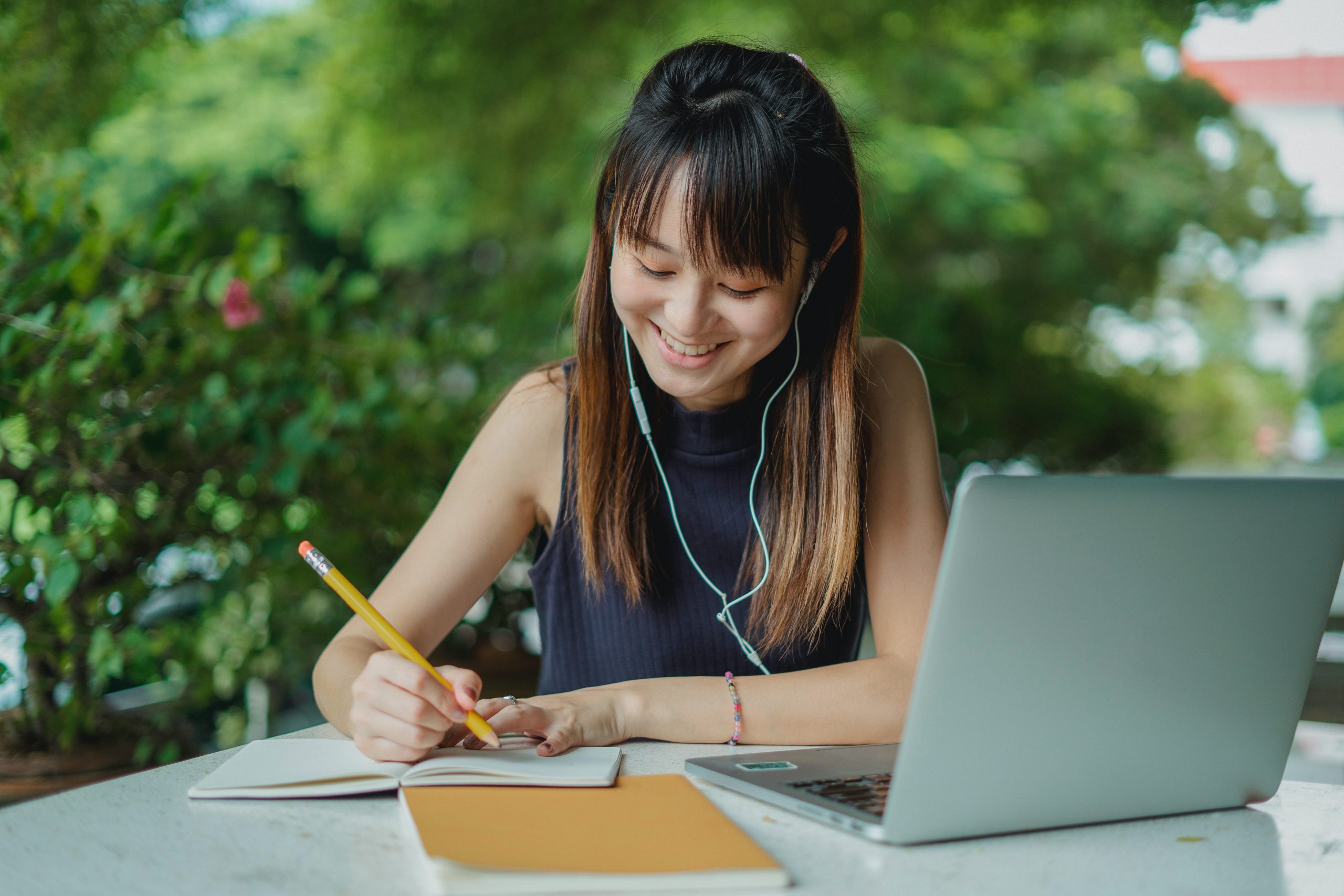 woman-with-computer-completing-superannuation-checklist